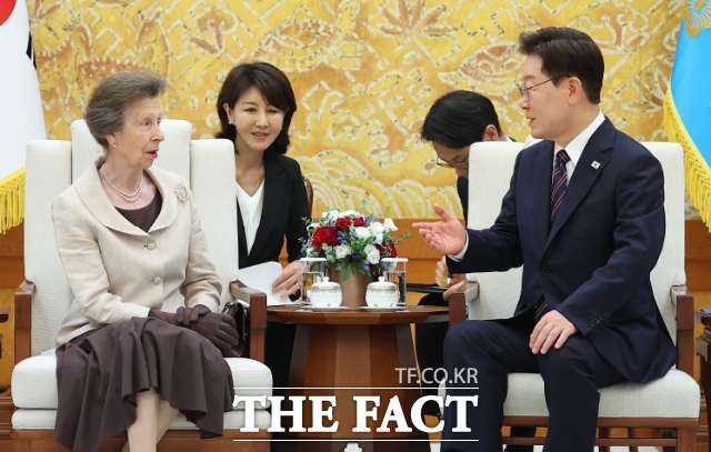 이재명 대통령이 14일 오후 청와대에서 영국 앤 공주를 접견하고 있다. /뉴시스