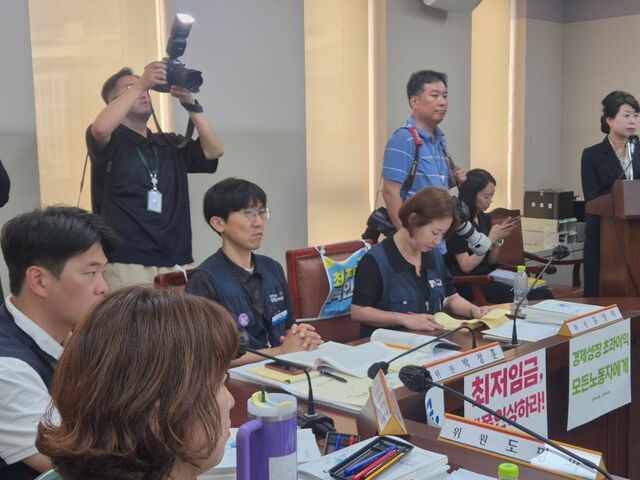 최저임금위원회는 14일 정부세종청사에서 열린 제14차 전원회의에서 근로자위원과 사용자위원으로부터 11차 수정안을 받았다. / 정다운 기자