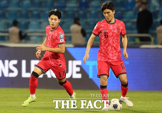 황인범이 지난 2024년 11월 요르단 암만 국제 경기장에서 열린 2026 FIFA 북중미 월드컵 아시아 3차 예선 B조 6차전 한국과 팔레스타인의 경기에서 배준호에게 패스를 하고 있다. /뉴시스