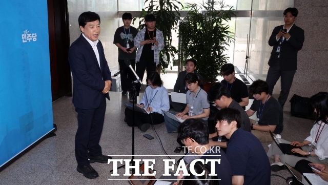 더불어민주당이 선호투표제 도입을 의결하는 과정에서 이성윤 최고위원이 반발하며 최고위원직 사퇴를 선언하는 등 당내 갈등이 표면화됐다. 사진은 이 최고위원이 14일 오전 서울 여의도 국회에서 열린 비공개 최고위원회의를 마치고 취재진 앞에서 사퇴를 선언하는 모습. /뉴시스