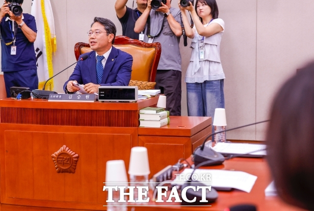 국회 법제사법위원회 법안심사1소위원회가 형사소송법 개정안 논의를 이어가고 있다. 사진은 김승원 법사위 법안소위원장이 지난 13일 서울 여의도 국회에서 열린 법제사법위원회 법안심사제1소위원회에서 발언하고 있는 모습./뉴시스