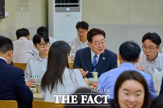 이재명 대통령이 15일 청와대 구내식당에서 직원들과 함께 점심식사를 하고 있다. /뉴시스