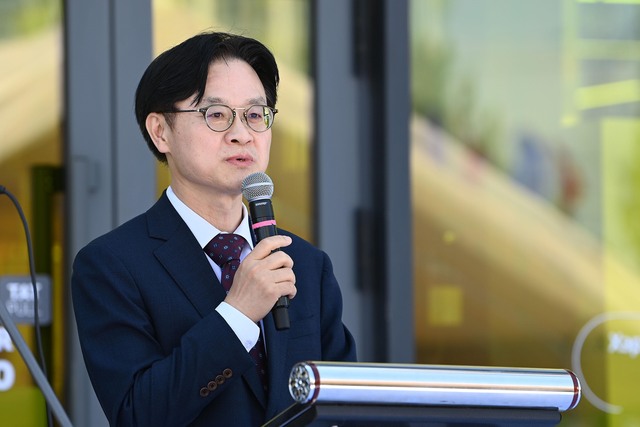 김정관 산업통상부 장관은 15일 위성곤 제주도지사와 만나 5극3특(5개 초광역권·3개 특별자치도) 성장엔진 전략의 추진 상황을 공유하고 제주 특화산업 현안을 살폈다. 사진은 지난 10일 몽골 울란바타르에서 열린 한국 소비재 유통기업인 노브랜드 몽골 1호점 오픈식에 참석한 김 장관. / 산업통상부