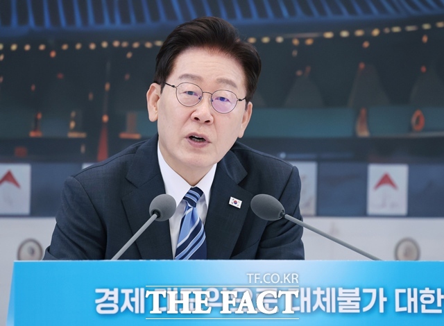 이재명 대통령이 15일 청와대에서 주재한 재정경제부·국가데이터처·금융위원회·기획예산처 2차 업무보고에서 발언하고 있다. /뉴시스
