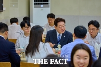  李 대통령, 靑 식당서 직원들과 오찬…