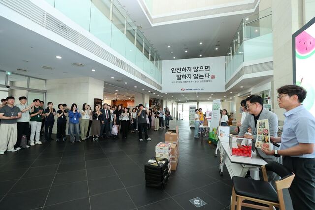 한국동서발전은 16일 울산 중구 본사에서 학성새벽시장과 ‘찾아오는 싱싱장터’를 개최했다. / 한국동서발전
