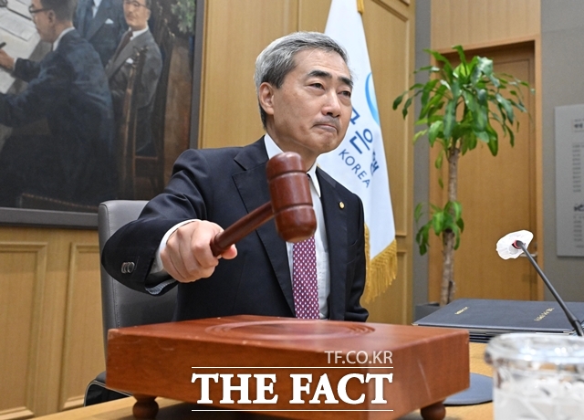신현송 한국은행 총재가 지난 16일 서울 중구 한국은행에서 열린 금융통화위원회 본회의에 참석해 의사봉을 두드리고 있다. /뉴시스