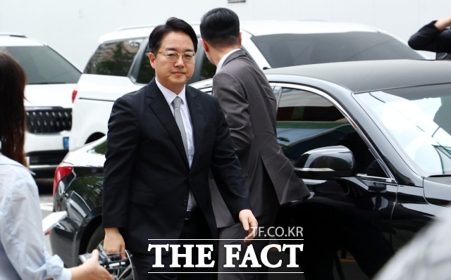 내란 가담 의혹을 받는 심우정 전 검찰총장의 구속영장실질심사가 16일 시작됐다. 심 전 총장이 지난 10일 피의자 조사를 위해 경기 과천 권창영 특검 사무실로 출석하고 있다./뉴시스