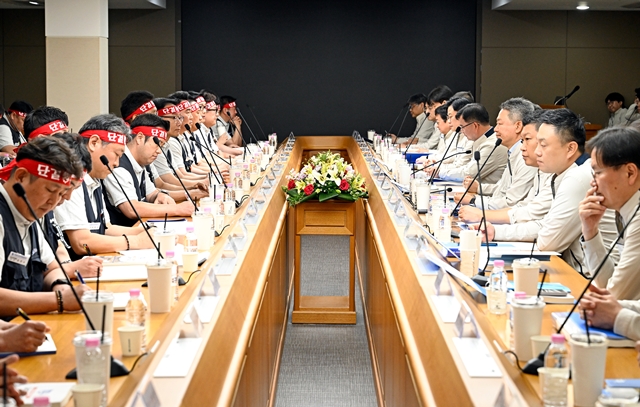 전국금속노동조합 현대자동차지부(현대차 노조)가 휴가철을 앞두고 추가 부분 파업을 결정했다. 사진은 현대차 노사가 울산공장 본관 동행룸에서 2026년 임금 협상 상견례를 진행한 모습 /현대차·뉴시스