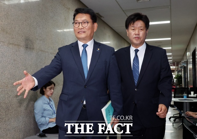 더불어민주당 최고위원회가 전당대회 출마 자격 논란이 불거진 송영길 의원과 김용 전 민주연구원 부원장의 출마를 허용키로 결정했다. 사진은 17일 비공개 최고위원회의가 열린 여의도 국회 민주당 대표회의실로 향하고 있는 송영길 의원(왼쪽)과 김용 전 민주연구원 부원장의 모습. /뉴시스