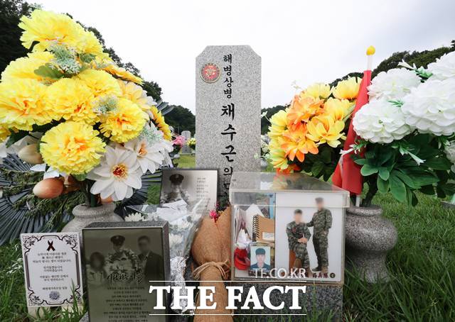 故 채수근 해병 3주기를 사흘 앞둔 16일 오후 대전 유성구 국립대전현충원 채 해병 묘역에 꽃이 놓여있다. 채 해병은 지난 2023년 7월 경북 예천군 내성천에서 당시 임성근 해병대 1사단장의 무리한 수중 수색 지시로 급류에 휩쓸려 순직했다. 2026.07.16./뉴시스
