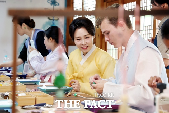 영부인 김혜경 여사가 20일 서울 종로구 무계원에서 외국인 청년들과 함께 전통공예 노리개 만들기 체험을 하고 있다. /뉴시스