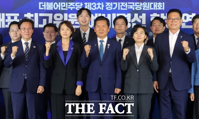 20일 서울 여의도 더불어민주당 중앙당사에서 열린 전당대회 예비경선 합동연설회에서 당권주자인 김민석(왼쪽부터) 전 국무총리, 고민정 의원, 정청래 전 대표, 김보미 전 강진군 의원, 송영길 의원 등 최고위원 후보자들이 기념촬영을 하고 있다. /국회사진기자단