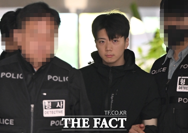 '장윤기 사건' 부실 수사 의혹을 수사 중인 검찰과 경찰이 21일 경찰청 국가수사본부(국수본)를 동시에 압수수색했다. 장윤기(23)가 지난 14일 광주 서부경찰서에서 송치되고 있다. /뉴시스