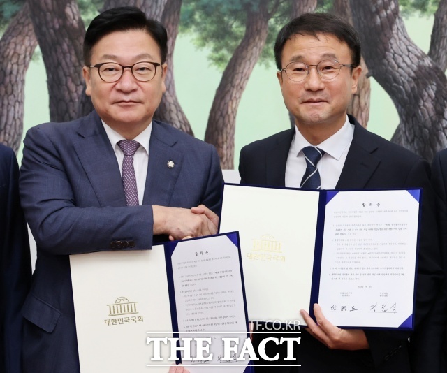 한병도(오른쪽) 더불어민주당 대표 직무대행 겸 원내대표와 정점식 국민의힘 원내대표가 21일 국회 운영위원장실에서 제9회 전국동시지방선거 투표용지 부족 사태 등 선거관리 부실 사태의 진상규명을 위한 특별검사의 임명 등에 관한 법률안을 합의문을 들고 기념촬영하고 있다. /뉴시스
