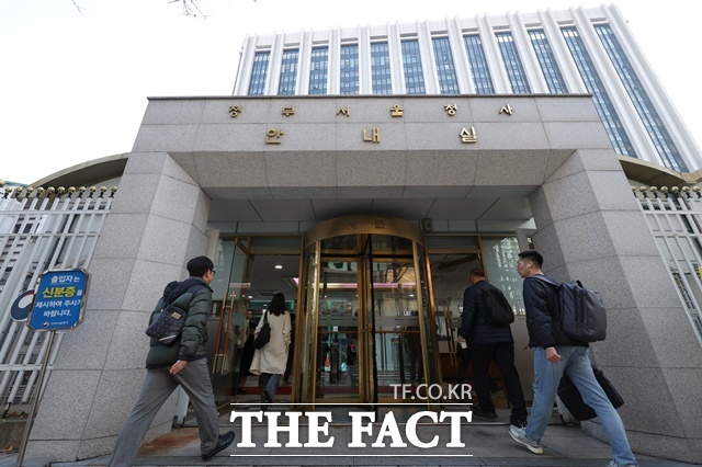 사진은 서울 종로구 정부서울청사로 공무원들이 출근하고 있는 모습. /뉴시스