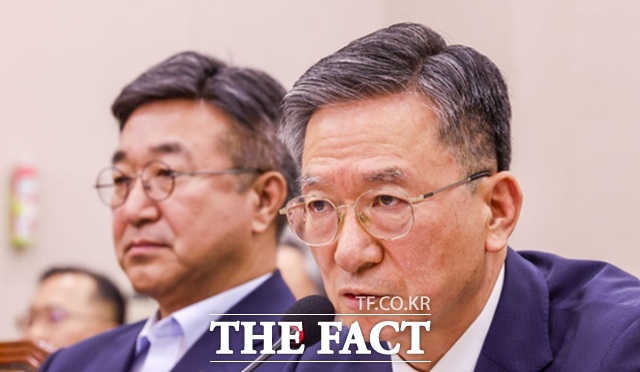 정성호 법무부 장관이 22일 서울 여의도 국회에서 열린 국회 법제사법위원회 전체회의에서 질문에 답하고 있다. 왼쪽은 윤호중 행정안전부 장관. /뉴시스