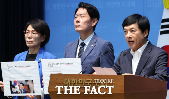 당대표 선거에 출마한 김민석 전 국무총리가 더불어민주당 전당대회에 신천지가 개입했다는 의혹을 제기한 가운데, 친청(친정청래)계 인사들이 기자회견을 열고 