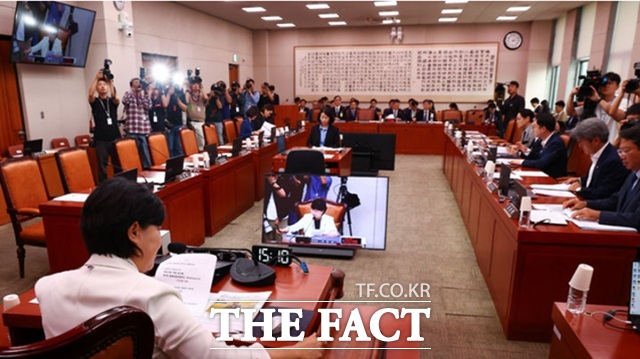 서영교 국회 법제사법위원회 위원장이 22일 서울 여의도 국회에서 열린 제437회국회(임시회) 법제사법위원회 제3차 전체회의에서 의사봉을 두드리고 있다. /뉴시스