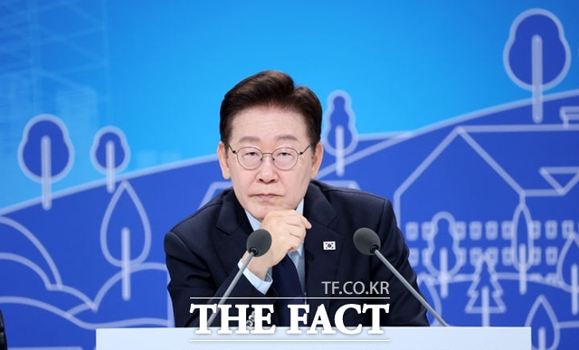 이재명 정부 출범 이후 개헌 논의는 다시 동력을 얻는 분위기였지만, 조정식 국회의장의 발언 이후 추진 동력이 약화할 수 있다는 우려가 나오고 있다. 사진은 이재명 대통령이 지난 23일 서울 여의도 KBS 별관 공개홀에서 주재한 부동산정책 국민 대토론회에서 참석자 의견을 듣고 있는 모습. /뉴시스