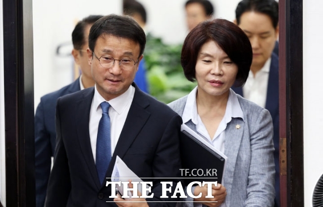 더불어민주당 한병도(왼쪽) 당대표 직무대행 겸 원내대표와 한정애 정책위의장이 23일 서울 여의도 국회에서 열린 정책조정회의에 참석하고 있다. /뉴시스