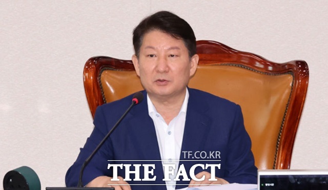 국민의힘의 후반기 국회 상임위원회 배정 결과를 둘러싸고 원내 지도부와 소속 의원 간 고성과 물리적 충돌이 발생하는 사태가 벌어졌다. 사진은 권영진 의원의 모습. /뉴시스