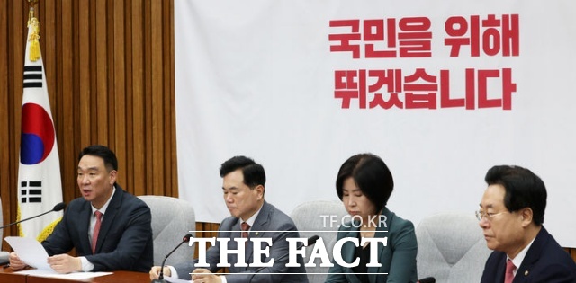 국민의힘이 중앙선거관리위원회(선관위) 특검의 수사 범위를 선관위 전반으로 확대해야 한다고 주장했다. 사진은 정희용 국민의힘 사무총장이 24일 서울 여의도 국회에서 열린 원내대책회의에서 발언하고 있는 모습. 왼쪽 두번째는 김승수 원내운영수석부대표. /뉴시스