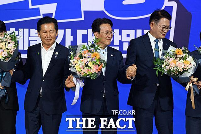 민주당 8·17 전당대회 당대표 본경선에 진출한 정청래·김민석·송영길(왼쪽부터) 후보가 23일 국회의원회관에서 열린 당대표·최고위원 선출을 위한 예비경선 결과발표에서 기념 촬영을 하는 모습. /서예원 기자