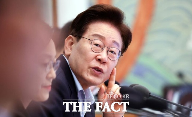 이재명 대통령이 지난 21일 청와대에서 열린 국무회의에서 금융당국의 단일종목 레버리지 상품에 대한 보완책에 대해 실효성이 미흡하다고 가차 없이 호통을 친 것으로 전해졌다. /뉴시스