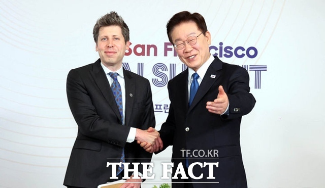 이재명 대통령이 24일(현지시간) 미국 샌프란시스코 시내 한 호텔에서 샘 알트만 오픈AI CEO와 면담을 갖고 기념촬영을 하고 있다. /뉴시스