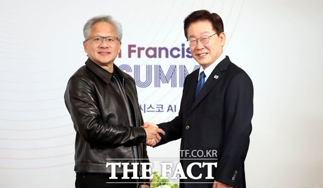 이재명 대통령이 24일(현지시간) 미국 샌프란시스코 시내 한 호텔에서 젠슨 황 엔비디아 CEO와 면담을 갖고 기념촬영을 하고 있다. /뉴시스