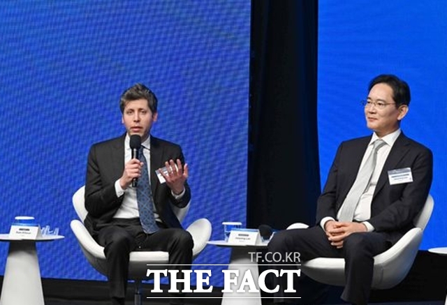 이재용 삼성전자 회장(오른쪽)과 샘 올트먼 오픈AI CEO가 지난 25일 미국 샌프란시스코 더 미드웨이에서 열린 샌프란시스코 AI 서밋에 참석하고 있다. /뉴시스