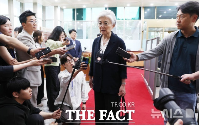 강경화 주미한국대사가 7월 15일 오후 조현 외교부 장관과 면담을 위해 서울 종로구 외교부 청사로 등청해 기자들의 질문에 답하고 있다. 강 대사는 외교장관 지시에 따라 한미 관계 전반에 대해 유관부처 업무협의 등을 위해 일시 귀국했다./뉴시스