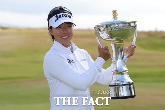 한국의 신지은이 26일 LPGA투어 ISPS 한다 위민스스코티시오픈 우승컵을 들고 있다./노스에어셔(스코틀랜드)=AP;뉴시스