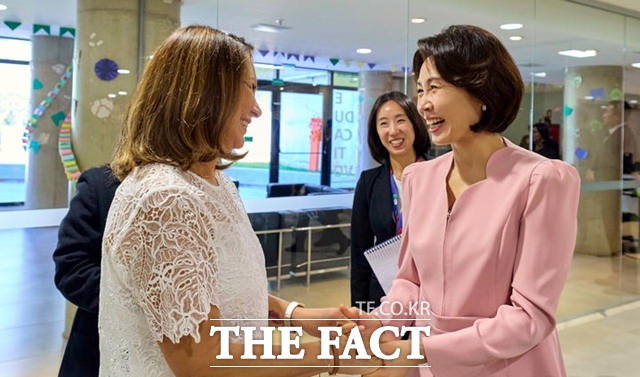 영부인 김혜경 여사가 27일(현지시간) 브라질 브라질리아 연방회계감사원 문화센터에서 잔자 룰라 다 시우바 여사와 인사를 나누고 있다. /뉴시스