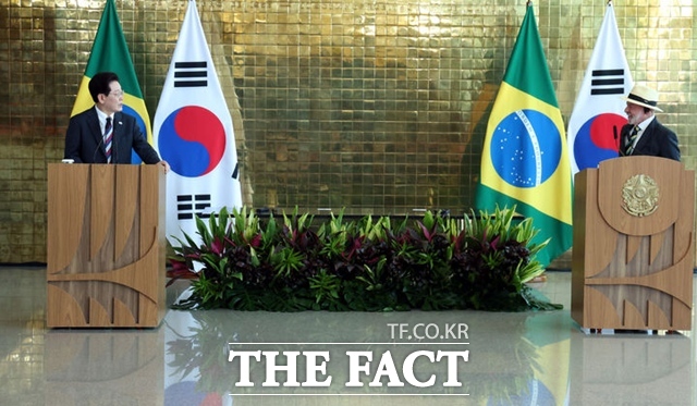 이재명 대통령과 룰라 다 시우바 브라질 대통령이 27일(현지시간) 브라질 브라질리아 대통령궁에서 공동언론발표를 진행하고 있다. /뉴시스