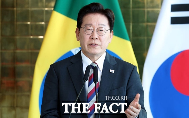 브라질 출장 중인 이재명 대통령은 27일(오후) 브라질리아를 떠나 상파울루 과룰류스 공항에 도착했다. 이 대통령이 이날 브라질리아 대통령궁에서 룰라 다 시우바 브라질 대통령과 정상회담 뒤 공동언론발표를 하고 있다. /뉴시스