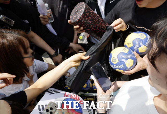 지난달 8일 서울 송파구 올림픽공원 핸드볼경기장 개표소 봉쇄 시위 참가자들이 경기장 내부에 보관 중인 훈련 장비를 가지고 나온 여자 핸드볼 주니어 대표팀 선수들의 소지품을 무단 수색하고 있다. /뉴시스