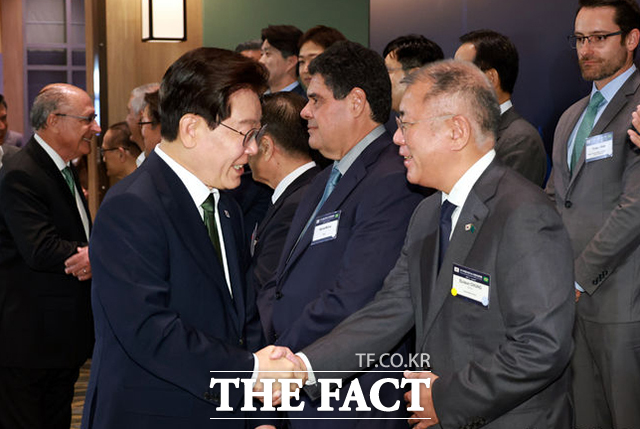 이재명 대통령이 한-브라질 비즈니스 라운드 테이블에 앞서 전시물을 살펴보고 있다.
