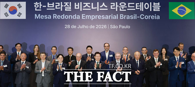 이재명 대통령이 한-브라질 비즈니스 라운드 테이블에 앞서 전시물을 살펴보고 있다.