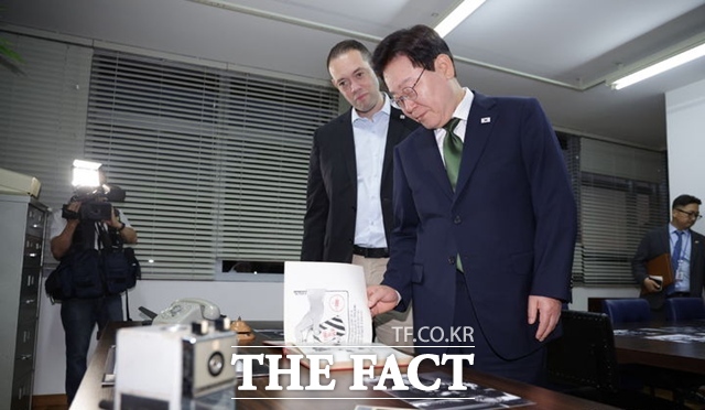 이재명 대통령이 28일(현지시간) 브라질 상파울루 상베르나르두두캄푸시에 위치한 ABC 금속노조 본부를 방문해 룰라 다 시우바 대통령의 노조위원장 시절 집무실 전시공간을 살펴보고 있다. /뉴시스