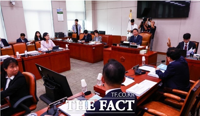 박형수 국민의힘 의원이 28일 서울 여의도 국회에서 열린 법제사법위원회 법안심사제1소위원회에서 이의를 제기하고 있다. /뉴시스