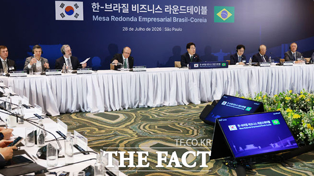 이재명 대통령이 한-브라질 비즈니스 라운드 테이블에 앞서 전시물을 살펴보고 있다.