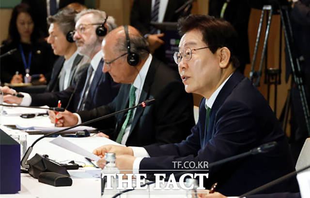 이재명 대통령이 한-브라질 비즈니스 라운드 테이블에 앞서 전시물을 살펴보고 있다.