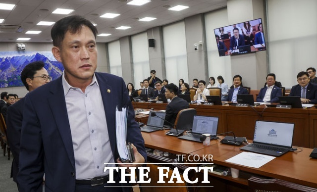 김태규 국민의힘 의원을 비롯한 소속 위원들이 29일 서울 여의도 국회에서 열린 국회 운영위원회 전체회의에서 더불어민주당 의원들에게 항의하며 회의장을 나가고 있다. /뉴시스