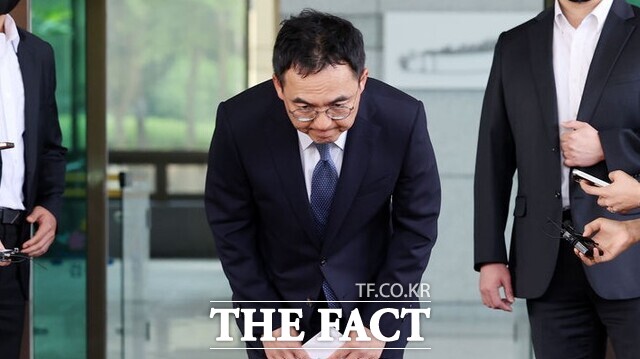 검찰 보완수사권 폐지를 뼈대로 한 형사소송법 개정안이 국회 본회의를 통과한 31일 구자현 검찰총장 직무대행이 서울 서초구 대검찰청 청사를 나서며 입장을 밝힌 뒤 인사하고 있다. /뉴시스