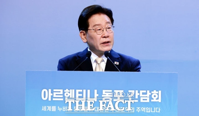 이재명 대통령이 31일(현지시간) 아르헨티나 부에노스아이레스 시내 한 호텔에서 열린 동포 만찬간담회에서 발언하고 있다. /뉴시스