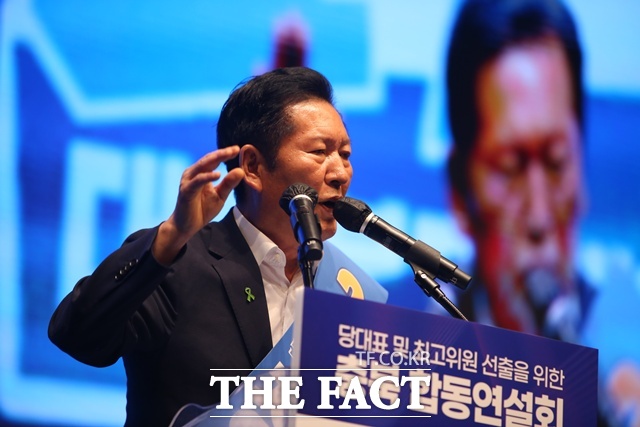 1일 충북 청주시 CJB미디어센터에서 열린 더불어민주당 당대표·최고위원 충북 합동연설회에서 정청래 당대표 후보가 정견 발표를 하고 있다. /뉴시스