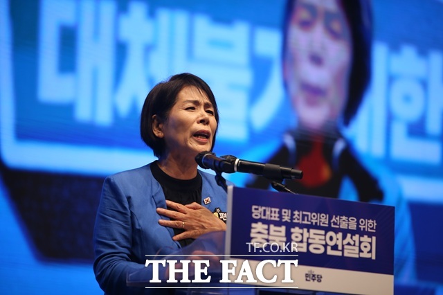 1일 충북 청주 CJB미디어센터에서 열린 더불어민주당 당대표·최고위원 충북 합동연설회에서 최민희 최고위원 후보가 정견발표를 하고 있다. 그는 충청권 최고위원 경선에서 1위를 차지했다. /뉴시스