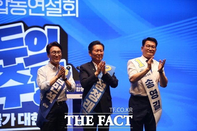 1일 충북 청주시 CJB미디어센터에서 열린 당대표·최고위원 충북 합동연설회에서 더불어민주당 김민석(왼쪽부터), 정청래, 송영길 당대표 후보가 당원들을 향해 손뼉을 치고 있다. /뉴시스